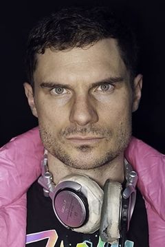 Flula Borg interpreta Maybe (voice)
