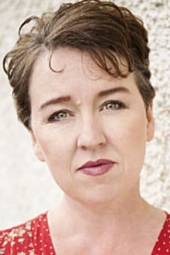 Karen Ardiff interpreta Mrs. Deben