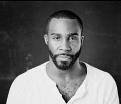 Tramell Tillman interpreta Captain Bledsoe