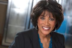Diana Lewis interpreta TV Commentator 1