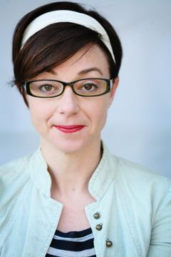 Eva Fisher interpreta Dr. Threeply's Assistant #1