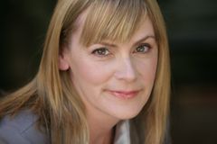 Leslie Upson interpreta Flight Attendant
