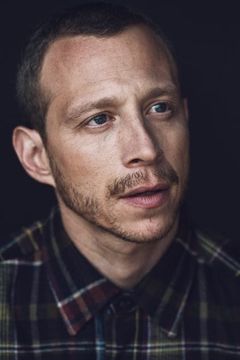 Micah A. Hauptman interpreta Reuben