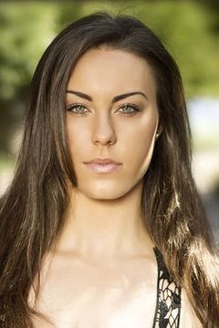Lucy Cork interpreta Ginni
