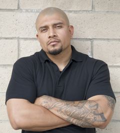 Carlos Ayala interpreta Brujo's Sicario