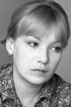Yelena Koreneva interpreta woman in red