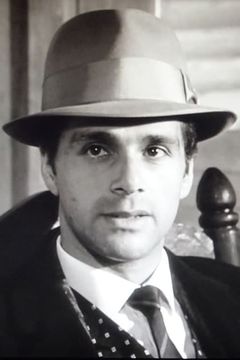 Denis Manuel interpreta Lucien Darros