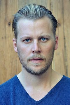 David Hoflin interpreta Officer Lowe