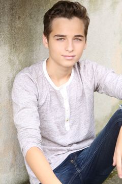 Ethan Khusidman interpreta Adam Shields