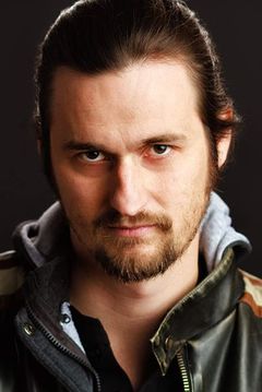 Ryan Templeman interpreta Skater Dude #2