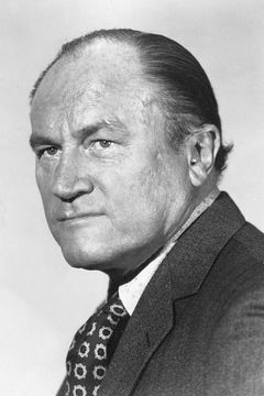 E.G. Marshall interpreta Intelligence Officer Powell (uncredited)