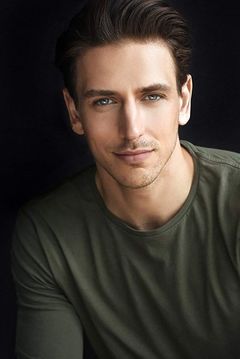 Luke Sykes interpreta Young Mick