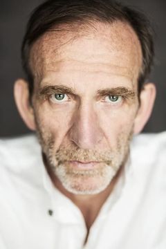 Jochen Nickel interpreta Yeti / Butler (voice)