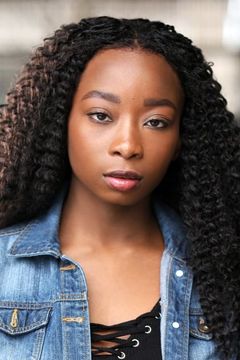 Princess Davis interpreta Regina