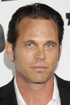 Chris Browning interpreta Toby'Redwood' Simms