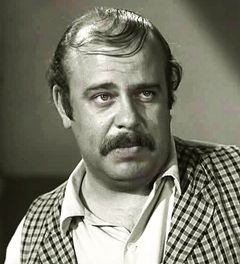 Sam Buffington interpreta Dr. Martin Cabot (uncredited)