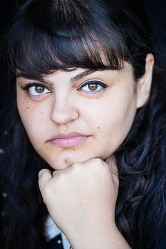 Sara Fazilat interpreta Zinab