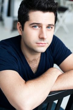 Kyle Switzer interpreta Additional Performer