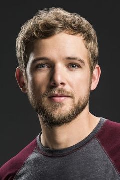Max Thieriot interpreta Clay Spenser