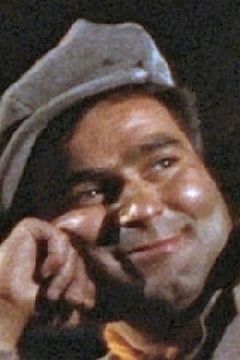 Moris Farhi interpreta Gypsy (uncredited)