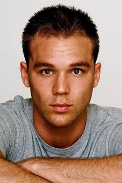 Lincoln Lewis interpreta Kevin Holmes