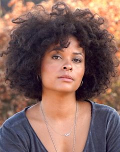 Susan Ateh interpreta Ken's Wife (uncredited)