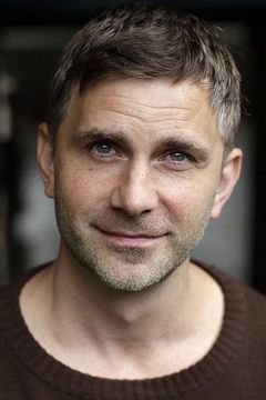 Dean Roberts interpreta Idiot