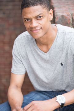 Avery Glymph interpreta Sneaker Clerk