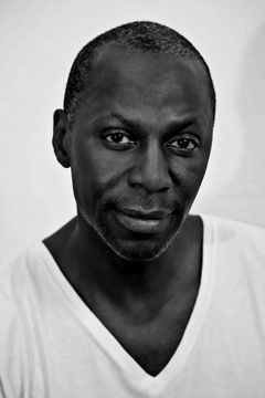 Cyril Nri interpreta Judge Maccleston