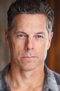 Chris Gann interpreta Phillip's Mercenary