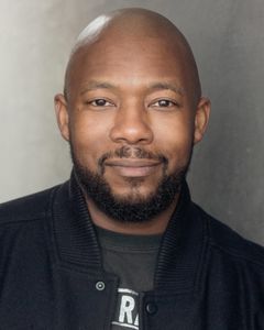 Kumbi Mushambi interpreta Darcus