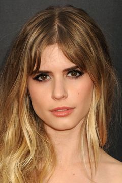 Carlson Young interpreta London James