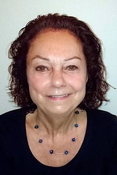 Sarah Thomas interpreta Hebamme