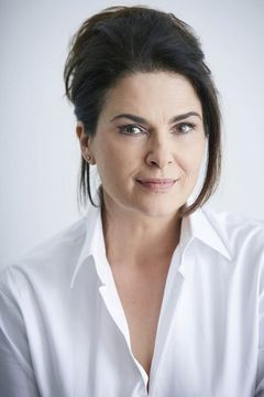 Barbara Auer interpreta Ilsa Hermann