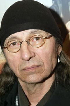 John Trudell interpreta Tony