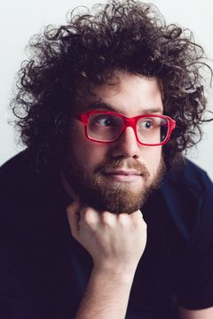 Julian Sergi interpreta Rosen