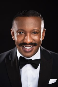 Jerome Brooks Jr. interpreta Business Man (uncredited)