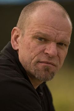 James Hiser interpreta Man #2