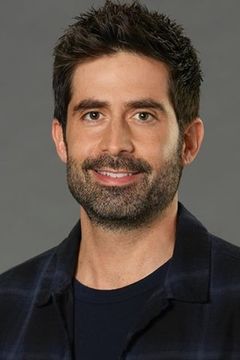 Stephen Schneider interpreta Jeremy Santos