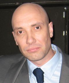 Zahari Baharov interpreta Interrogator