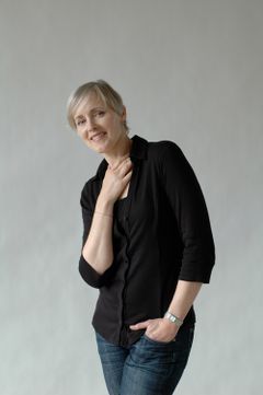 Susan Hess interpreta Dr. Mira Andrews