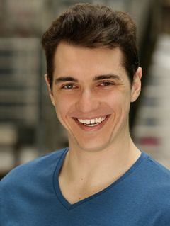 Jake Treacher interpreta Extra
