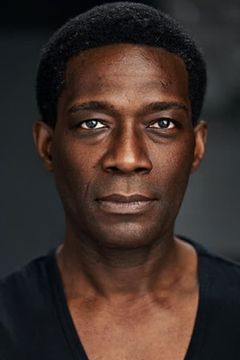 Dean Mckenzie interpreta Detective