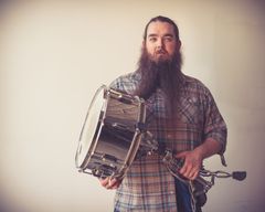 Mark Amos interpreta Beard Man (uncredited)