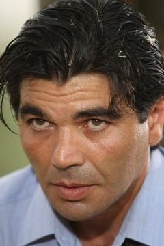 Maurizio Nicolosi interpreta Uomo con Giacca e Cravatta
