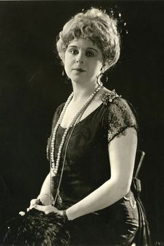Dot Farley interpreta Mrs. Agnew (uncredited)