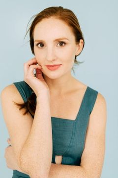 Clare O'Malley interpreta Reporter