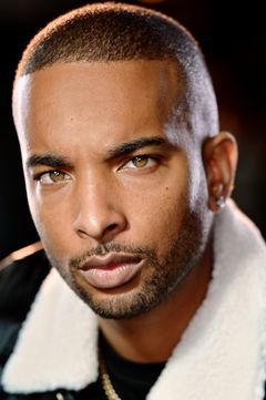 Joel Harold interpreta Trent Friend