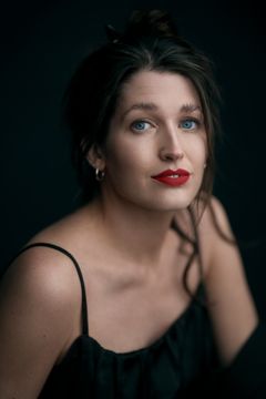 Kelly Clare interpreta Pedestrian