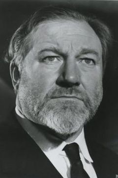 James Robertson Justice interpreta Captain Boomer
